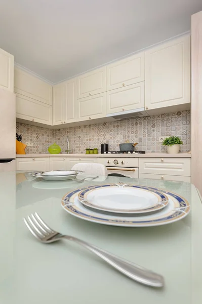 Cozinha moderna de cor bege e sala de jantar — Fotografia de Stock