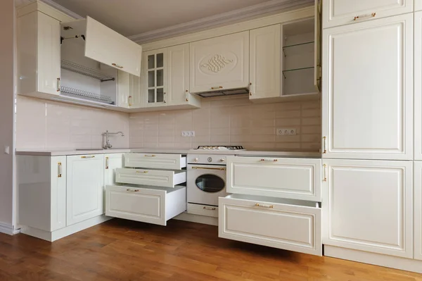 Klasszikus krém színű konyha — Stock Fotó