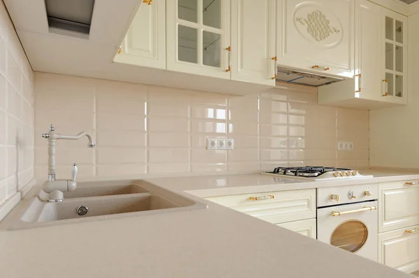 Vértes klasszikus krém színű konyha — Stock Fotó