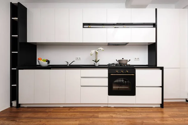 Modern classic black and white kitchen — Stock Photo, Image