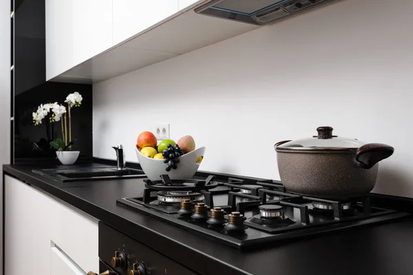 Сучасна класична чорно-біла кухня — стокове фото