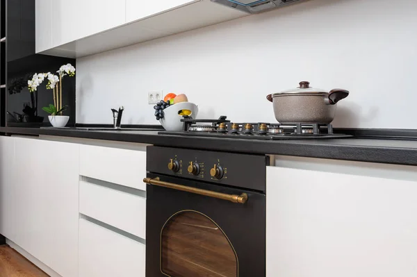 Moderna cocina clásica en blanco y negro — Foto de Stock