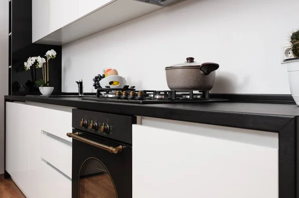 Moderne klassische Schwarz-Weiß-Küche — Stockfoto