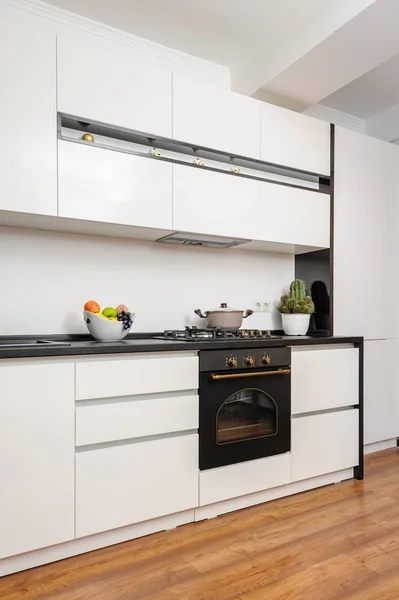 Moderní klasické černé a bílé kuchyně — Stock fotografie