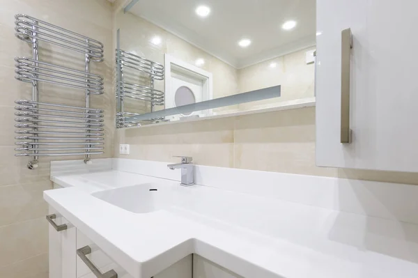 Modern banyo ayna ile — Stok fotoğraf