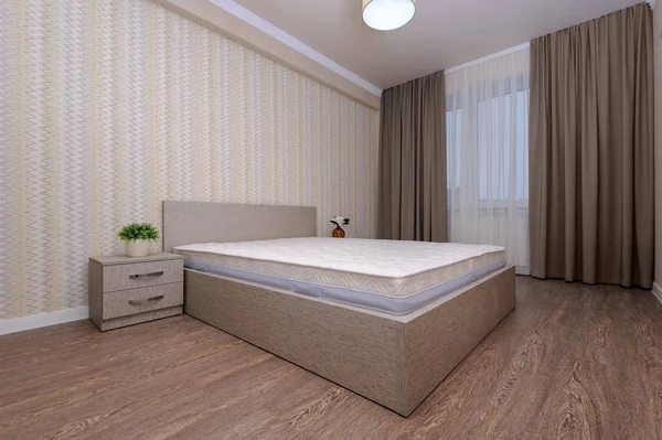 新的空棕色卧室，配有两张单人床、床头柜和窗帘 — 图库照片