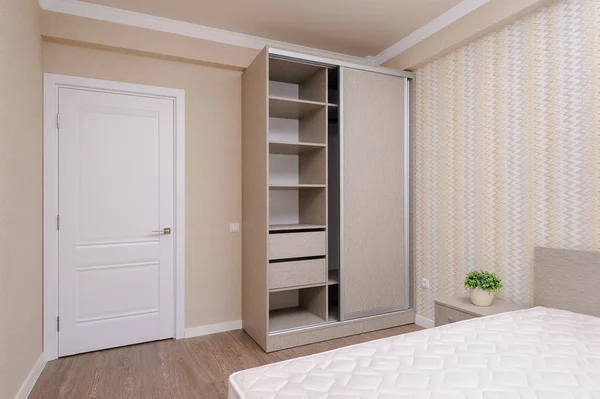 Nuevo dormitorio marrón vacío con dos camas individuales y mesitas de noche — Foto de Stock