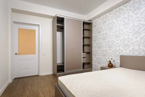 Nová prázdná béžová ložnice s dvoulůžkové a noční stolky — Stock fotografie