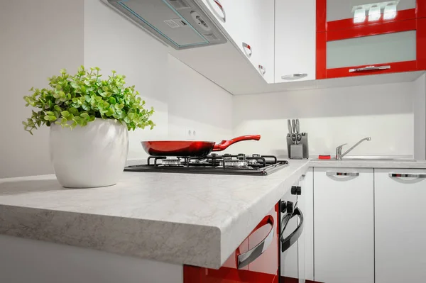 Kırmızı ve beyaz mutfak modern iç — Stok fotoğraf