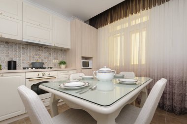 Modern bej renkli mutfak ve yemek odası