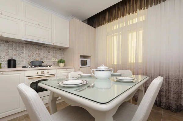 Modern bej renkli mutfak ve yemek odası