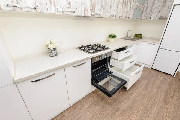 Современный белый интерьер кухни — стоковое фото
