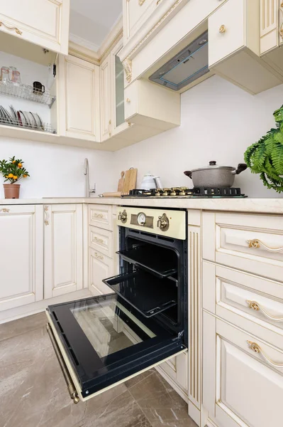 Warna krem modern dapur mewah — Stok Foto