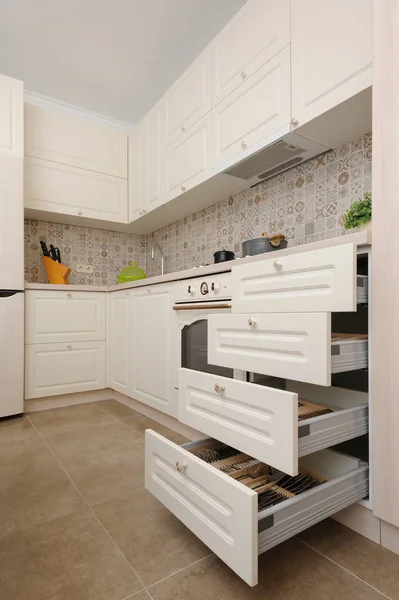 Moderne beige gekleurde keuken en eetkamer — Stockfoto