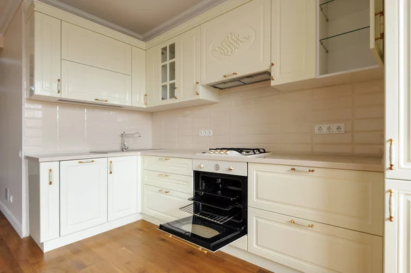 Klasszikus krém színű konyha — Stock Fotó