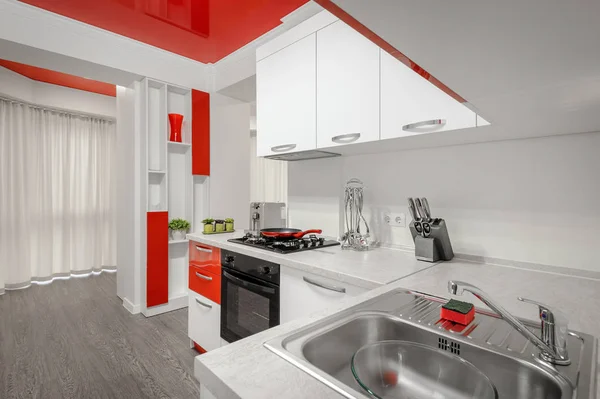 Интерьер современной красной и белой кухни — стоковое фото