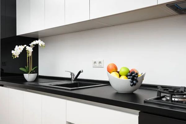 Modern classic black and white kitchen — Stock Photo, Image