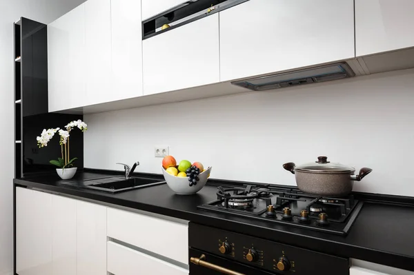 古典的な黒と白のキッチン — ストック写真