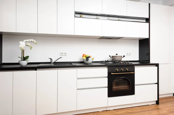 Modern klasik hitam dan putih dapur — Stok Foto