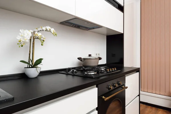 Сучасна класична чорно-біла кухня — стокове фото
