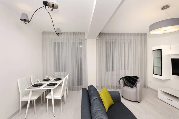 Interiér moderní bílé a šedé obývacího pokoje — Stock fotografie