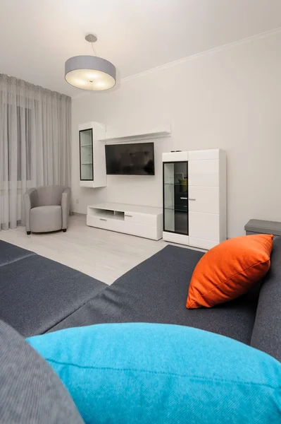 Moderne witte en grijze woonkamer interieur — Stockfoto