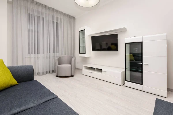Moderne weiße und graue Wohnzimmereinrichtung — Stockfoto
