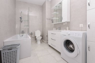 Modern beyaz ve kight bej banyo