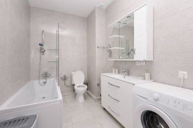 Modern beyaz ve kight bej banyo