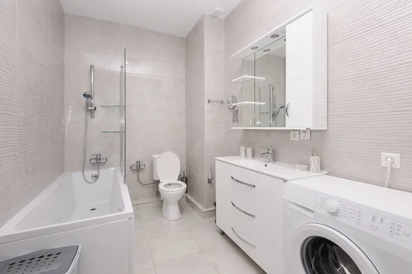 Сучасна біла і кольорова бежева ванна кімната — стокове фото