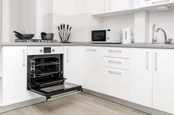 Moderne weiße Küche — Stockfoto