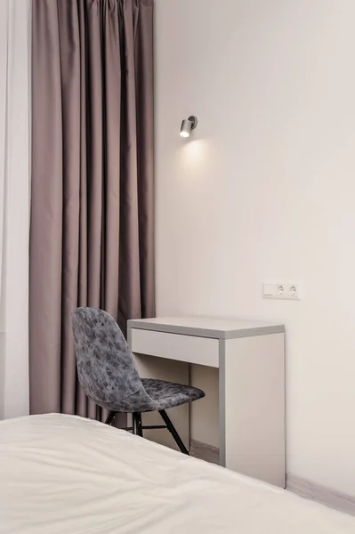 Nuevo dormitorio marrón vacío con dos camas individuales y silla — Foto de Stock