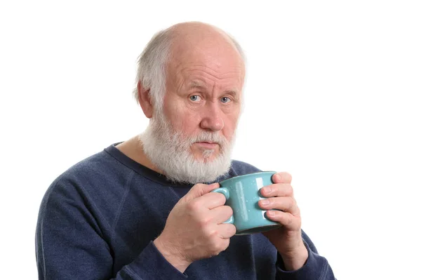 Starší muž s šálkem čaje nebo kávy izolované na bílém — Stock fotografie