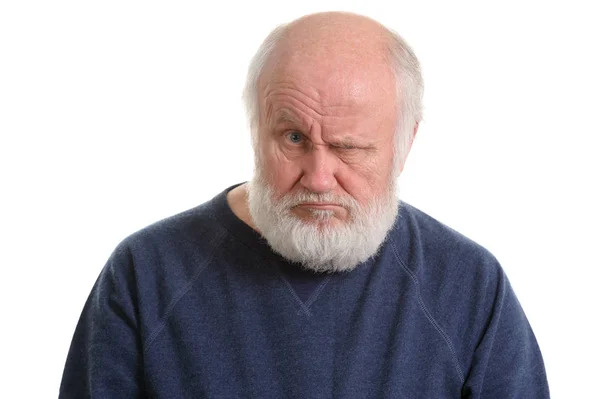 Niezadowolenie niezadowolony stary mężczyzna na białym tle portret — Zdjęcie stockowe