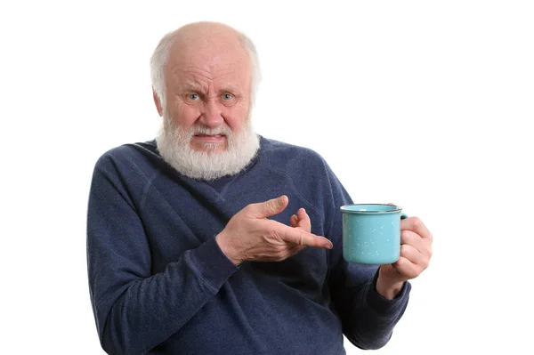 Unglücklicher älterer Mann mit einer Tasse schlechtem Tee oder Kaffee isoliert auf weißem Grund — Stockfoto