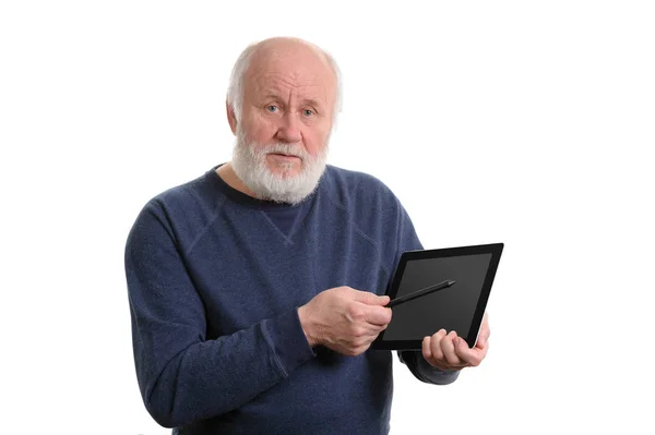 Vicces régi ember elszigetelt fehér tábla-PC használata — Stock Fotó