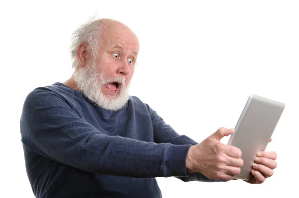 Αστείο σοκαρισμένος ανώτερος άνθρωπος χρησιμοποιώντας υπολογιστή tablet που απομονώνονται σε λευκό — Φωτογραφία Αρχείου