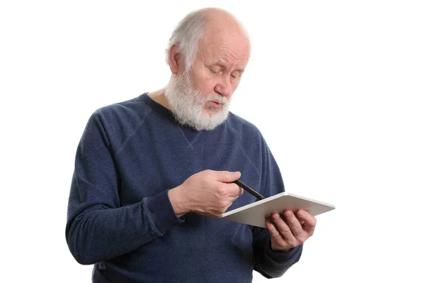 Смешной старик, использующий планшетный компьютер, изолированный на белом — стоковое фото