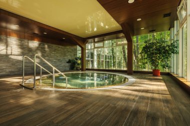 Büyük yuvarlak bir spa merkezi, sabah erken banyosunda Jakuzi