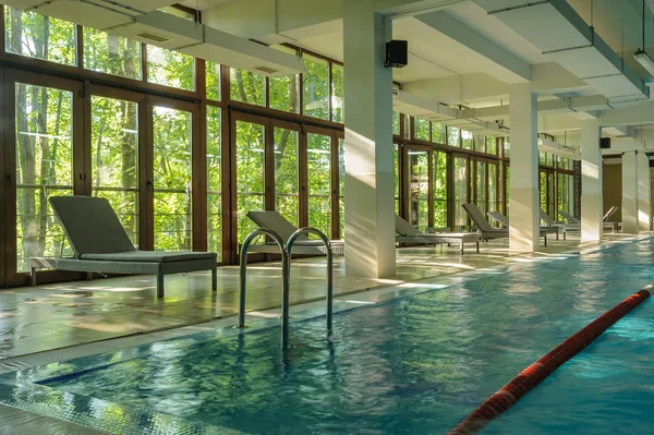 Interior de una piscina pública — Foto de Stock