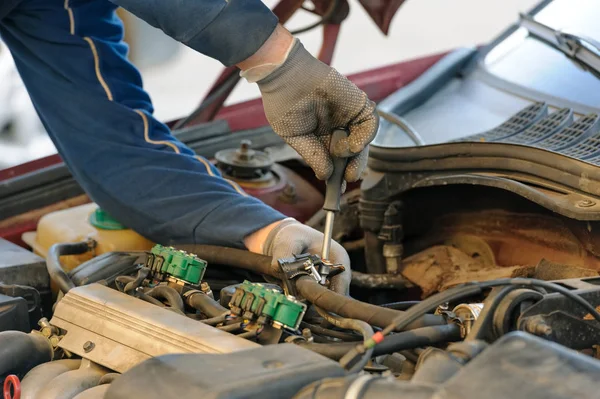 Lpg Auto-Injektoren in alten Auto-Motor unterliegen der Wartung — Stockfoto