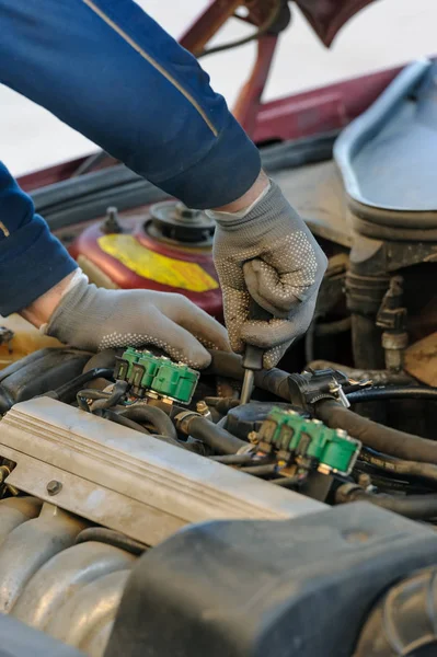 Lpg Auto-Injektoren in alten Auto-Motor unterliegen der Wartung — Stockfoto