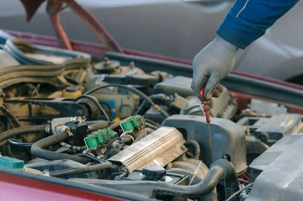 Motoröl-Wechsel bei Auto mit Flüssiggasanlage — Stockfoto