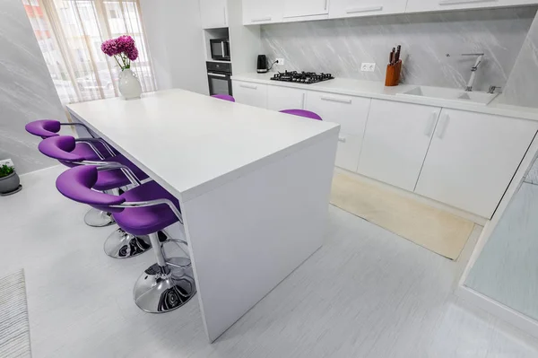 Mesa de jantar branca na cozinha moderna — Fotografia de Stock