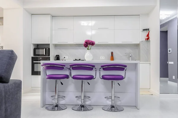Mesa de comedor blanca en cocina moderna — Foto de Stock