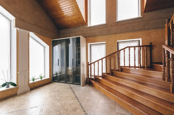 Большой вестибюль современного дома с деревянной лестницей — стоковое фото