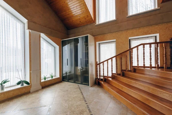 Входной зал современного дома с деревянной лестницей — стоковое фото