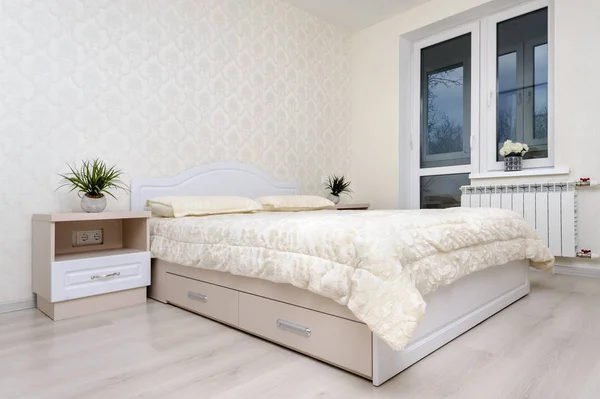 Dormitorio moderno con cama doble — Foto de Stock