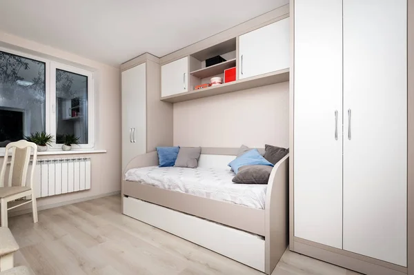 Dormitorio moderno con armario blanco y cama doble — Foto de Stock