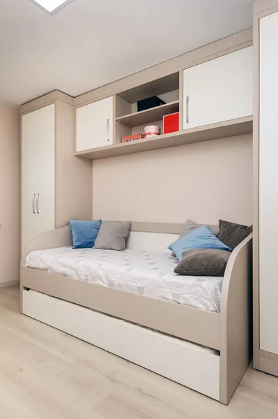 ห้องนอนสมัยใหม่พร้อมตู้เสื้อผ้าสีขาวและเตียงคู่ — ภาพถ่ายสต็อก